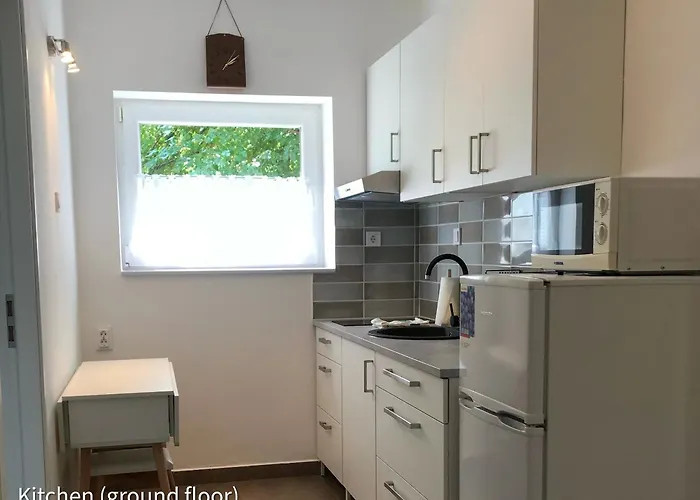 Quiet, Green, Relaxing Place - 3 Bedroom *